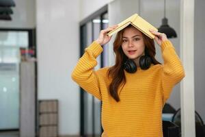 contento latino ragazza Università alunno Guardando distanza in linea apprendimento classe, a distanza Università seminario web o avendo parlare su il computer portatile video chiamata e uso taccuino per virtuale incontro seminario a casa o città universitaria foto