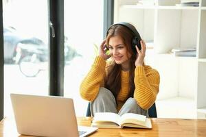 contento latino ragazza Università alunno Guardando distanza in linea apprendimento classe, a distanza Università seminario web o avendo parlare su il computer portatile video chiamata e uso taccuino per virtuale incontro seminario a casa o città universitaria foto