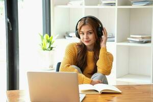 contento latino ragazza Università alunno Guardando distanza in linea apprendimento classe, a distanza Università seminario web o avendo parlare su il computer portatile video chiamata e uso taccuino per virtuale incontro seminario a casa o città universitaria foto