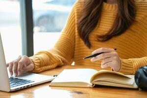 contento latino ragazza Università alunno Guardando distanza in linea apprendimento classe, a distanza Università seminario web o avendo parlare su il computer portatile video chiamata e uso taccuino per virtuale incontro seminario a casa o città universitaria foto