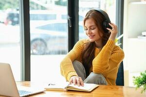 contento latino ragazza Università alunno Guardando distanza in linea apprendimento classe, a distanza Università seminario web o avendo parlare su il computer portatile video chiamata e uso taccuino per virtuale incontro seminario a casa o città universitaria foto