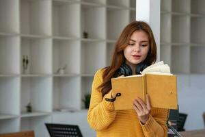 contento latino ragazza Università alunno Guardando distanza in linea apprendimento classe, a distanza Università seminario web o avendo parlare su il computer portatile video chiamata e uso taccuino per virtuale incontro seminario a casa o città universitaria foto