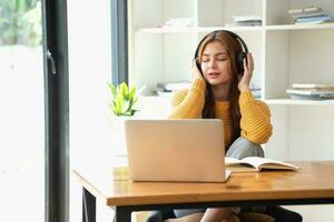 contento latino ragazza Università alunno Guardando distanza in linea apprendimento classe, a distanza Università seminario web o avendo parlare su il computer portatile video chiamata e uso taccuino per virtuale incontro seminario a casa o città universitaria foto