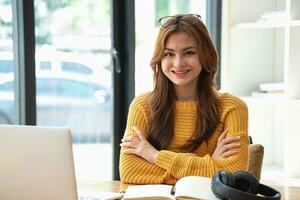 contento latino ragazza Università alunno Guardando distanza in linea apprendimento classe, a distanza Università seminario web o avendo parlare su il computer portatile video chiamata e uso taccuino per virtuale incontro seminario a casa o città universitaria foto