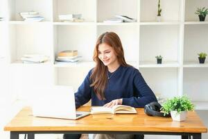 contento giovane latino femmina Università alunno studiando in linea remoto distanza Università webinar o video chiamata su il tuo il computer portatile e uso il tuo computer per un' virtuale incontro seminario a casa o su città universitaria. foto