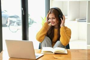 contento latino ragazza Università alunno Guardando distanza in linea apprendimento classe, a distanza Università seminario web o avendo parlare su il computer portatile video chiamata e uso taccuino per virtuale incontro seminario a casa o città universitaria foto