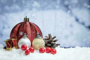 bellissimo Natale decorazione su neve con bianca bokeh sfondo foto