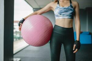 esercizio ragazza a Palestra foto