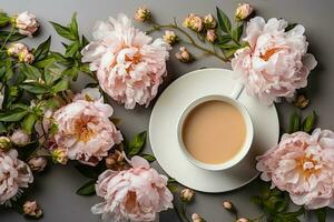 tazza di tè con latte su tavolo con estate tenero peonie superiore Visualizza su tavolo, piatto posizione. ai generato foto