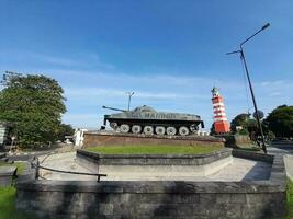 Lombok isola, Indonesia. 17 ° giugno 2023 - indonesiano nazionale esercito marino serbatoio monumento foto