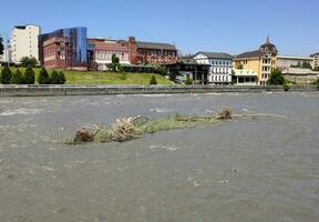 fiume con detriti dopo il alluvione Visualizza a partire dal il argine foto