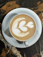 caffè. fermentato cappuccino. cappuccino nel bianca tazza su marmo tavolo foto