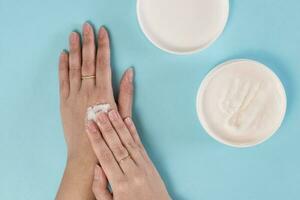 mani di donna l'applicazione cosmetico crema foto