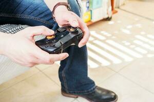 vicino su di mano uomo giocando video Giochi a casa. foto