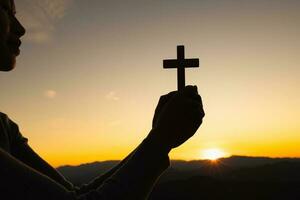 giovane donna religiosa che prega Dio al mattino, spiritualità e religione, concetti religiosi foto