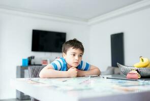 formazione scolastica concetto, bambini giocando tavola gioco scuola classe, ragazzo avendo divertimento giocando carte a casa, bambini giocando riciclare parole gioco insieme, concetto per cervello sviluppo attività per bambini in età prescolare foto