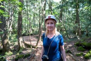 donna caucasica nei boschi di kawaguchiko foto