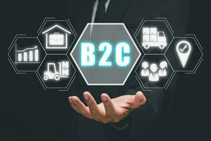 b2c, attività commerciale per cliente concetto, imprenditori persona mano Tenere attività commerciale per cliente icona su virtuale schermo. foto