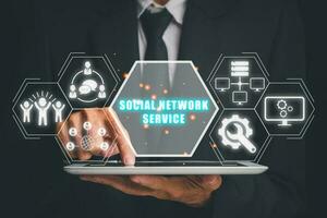 sociale Rete servizio concetto, attività commerciale persona utilizzando tavoletta computer con sociale Rete servizio icona su virtuale schermo. foto