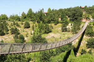 sospensione ponte su natura astratto sfondo su parkoutdoor foto