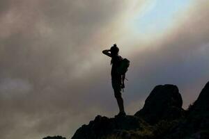 escursionista osservando in cima di roc'h bichourel il fuoco nel il mesi d'arree foto