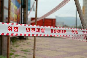 Pericolo, fare non attraversare - coreano barricata nastro foto