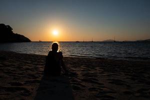 tramonto a koh lipe spiaggia al tramonto in thailandia foto