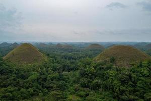 le colline di cioccolato a bohol nelle filippine foto