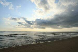 bellissimo tramonto sulla spiaggia foto