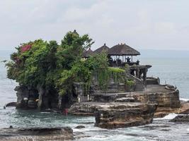 tempio di tanah lot a bali foto