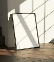 semplice minimalista telaio modello manifesto posa su il di legno pavimento avuto luce del sole a partire dal finestra foto
