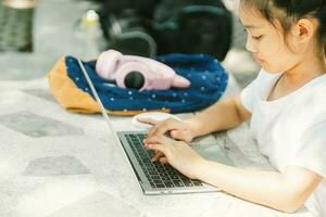 giovane asiatico donna utilizzando il computer portatile su il strada. stile di vita concetto. foto