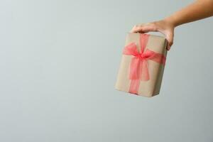 donna trasporto regalo carta scatola cravatta carino nastro per speciale occasione. consegna invio presente per qualcuno speciale per grazie o sorpresa. foto