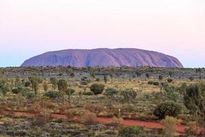 uluru da lontano territorio del nord australia foto