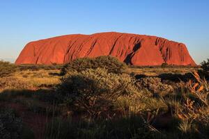 uluru al tramonto dalla vedetta del territorio del nord australia foto