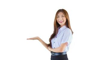 ritratto di giovane tailandese alunno nel Università alunno uniforme. asiatico bellissimo ragazza in piedi per presente qualcosa con fiducia mentre isolato su bianca sfondo. foto