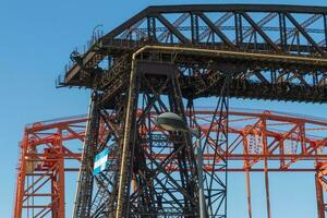 traghetto ponte nel il Quartiere di la boca nel il vecchio porta di buenos arie argentina di fronte il rio de la plata e il riachuello. foto