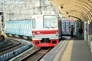 Giacarta, indonesia-18 giugno 2023 indonesiano treno su un' soleggiato giorno foto