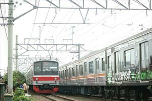 Giacarta, indonesia-18 giugno 2023 indonesiano treno su un' soleggiato giorno foto