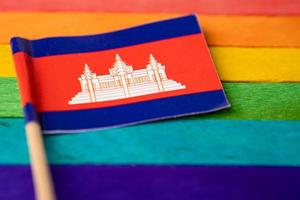 bandiera della cambogia su sfondo arcobaleno simbolo del movimento sociale lgbt gay pride month la bandiera arcobaleno è un simbolo di lesbiche, gay, bisessuali, transgender, diritti umani, tolleranza e pace. foto