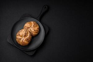 delizioso appena al forno croccante ciambella o Kaiser rotolo con sesamo semi foto