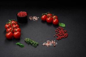 ingredienti per cucinando ciliegia pomodori, sale, spezie e erbe aromatiche foto