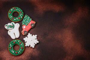 bellissimo delizioso Natale Pan di zenzero su un' calcestruzzo struttura sfondo foto
