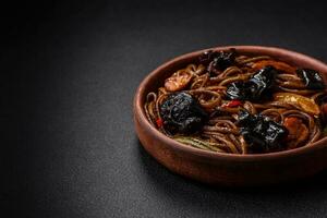 delizioso fresco grano saraceno tagliatelle o udon con funghi, peperoni e altro verdure foto