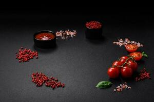 ingredienti per cucinando ciliegia pomodori, sale, spezie e erbe aromatiche foto