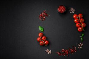 ingredienti per cucinando ciliegia pomodori, sale, spezie e erbe aromatiche foto