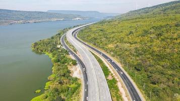 veduta aerea panoramica della grande autostrada foto
