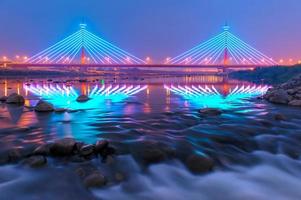 ponte sospeso di notte a miaoli, taiwan foto