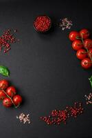 ingredienti per cucinando ciliegia pomodori, sale, spezie e erbe aromatiche foto