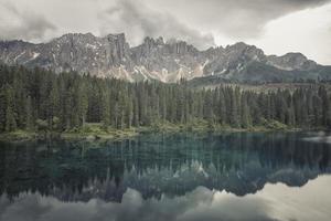 lago di carezza nelle dolomiti italiane foto